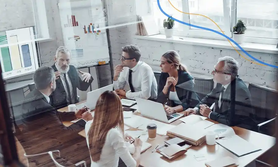 Equipe empresarial em reunião decidindo o melhor plano de saúde Bradesco