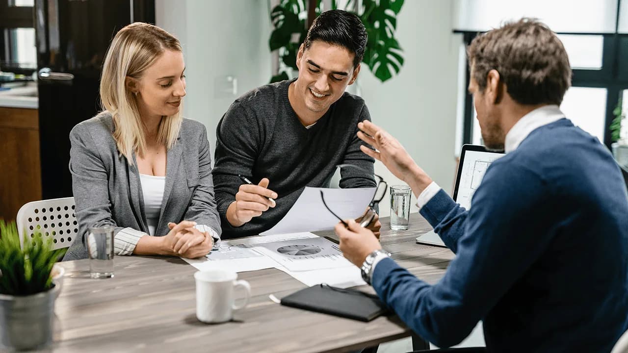 Casal recebendo consultoria de corretor especializado para escolher o melhor plano de saúde empresarial Bradesco