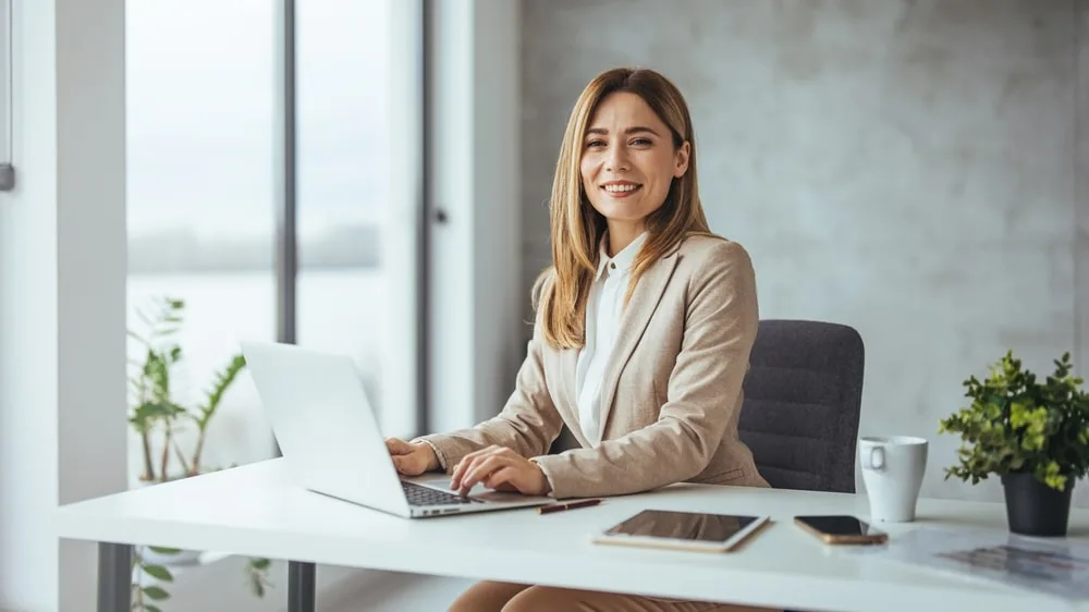 Executiva em ambiente corporativo moderno — Plano Bradesco Saúde Premium com Einstein e Sírio-Libanês