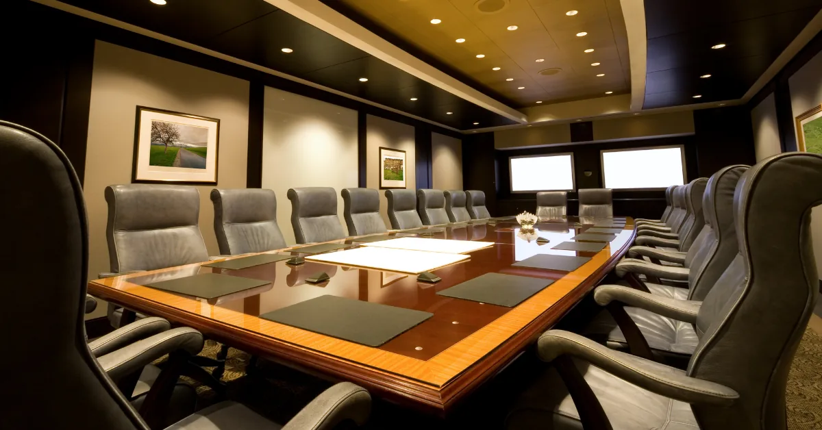 Diretoria empresarial em reunião escolhendo o melhor plano de saúde Bradesco para a equipe